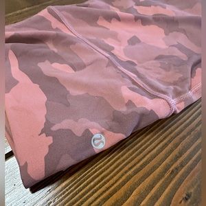 Lululemon Pink Camo crop leggings